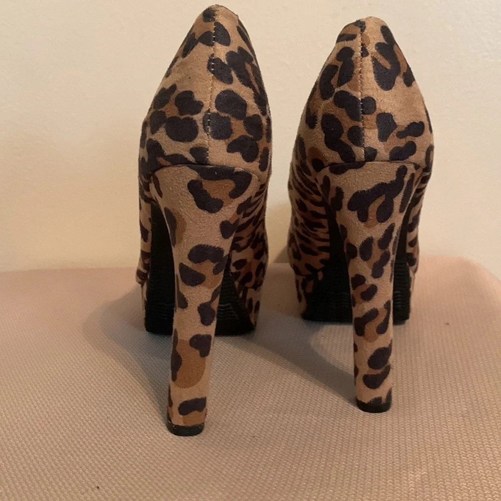 MOSSIMO Leopard Animal Print 5 1/2” Platform Pumps - Picture 3 of 6